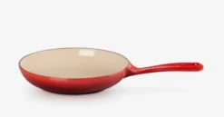 Le Creuset - Set Steelpan En Koekenpan, Inhoud 2,3 L, Cerise 25044220602460 8 Le Creuset - Set Steelpan En Koekenpan, Inhoud 2,3 L, Cerise 25044220602460 -SANITINO WINKEL 4257e5282a8a386364a5eac3