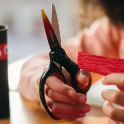 FISKARS - Kinderschaar, Rechtshandig, Lengte 15 Cm, Zwart/rood 1067853 -SANITINO WINKEL 7a0176d06977ce2b7f3ac477