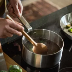 FISKARS Keukenapparatuur - Braadpan Met Deksel, Inhoud 2,5 L 1067638 -SANITINO WINKEL c13e27a0f9479c791a90dcd6