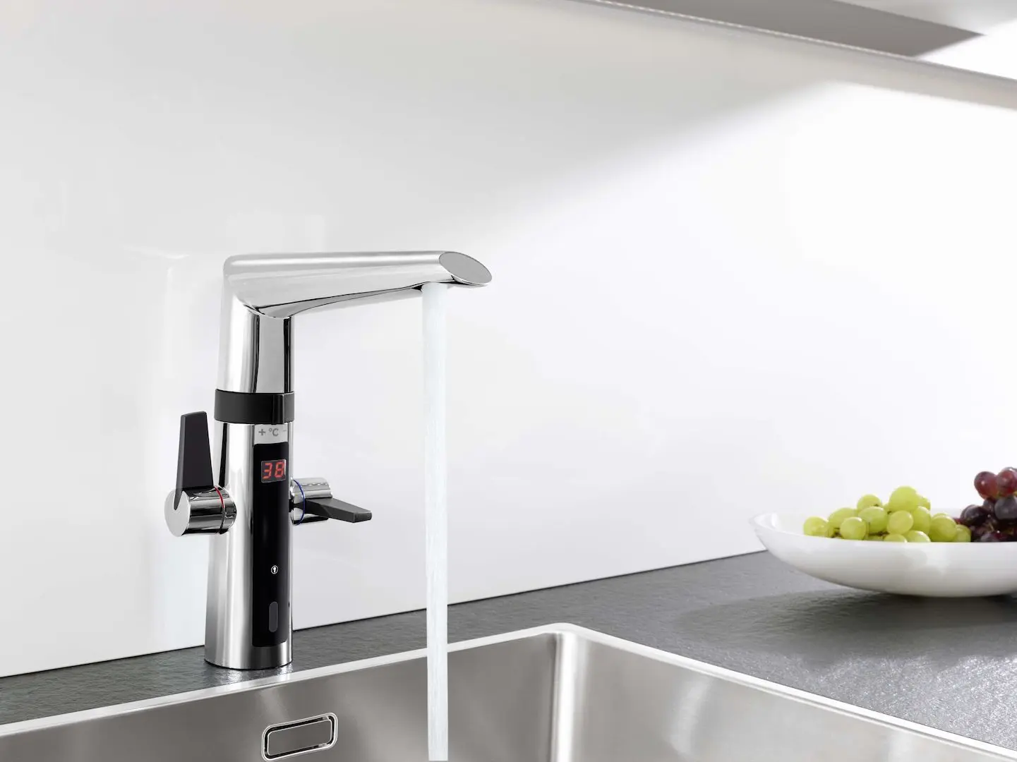 Hansa Fit - Elektronisch Keukenkraan Hybrid, Zwart/chroom 65232213 5 Hansa Fit - Elektronisch Keukenkraan Hybrid, Zwart/chroom 65232213 - Afbeelding 3